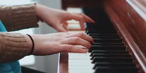 Como aprender piano tem ser o instrumento?