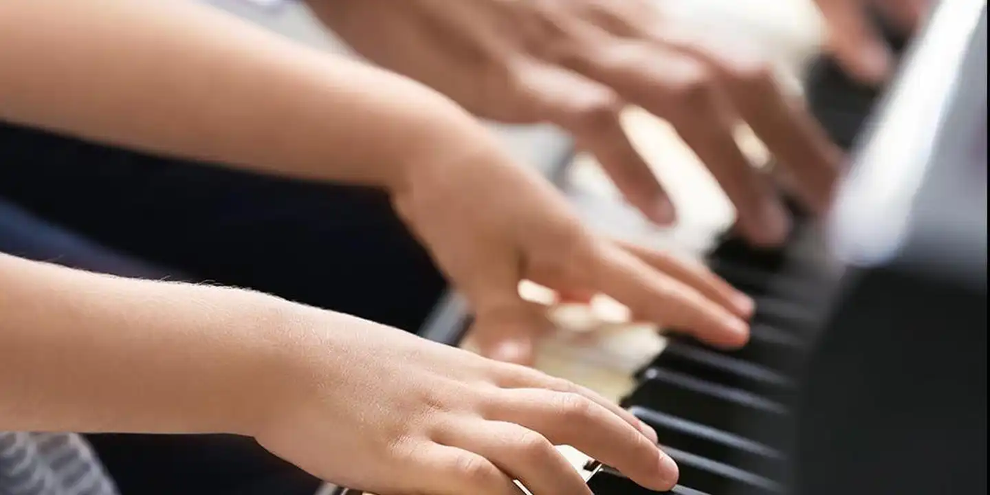 Primeira aula de piano para iniciantes - Técnica, Jogo e Improvisação  (2020) 